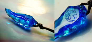 Aqua fang ～ WATER MOON ～ 裏面にはご希望のデザインを彫刻いたしました。 ラフォルム ガラスジュエリー ガラスアクセサリー