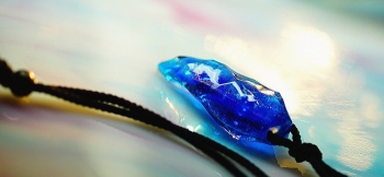 ラフォルム ガラスジュエリー ガラスアクセサリー Aqua fang ～ WATER MOON ～ 水の煌きを閉じ込めた存在感のある美しい牙。神秘的なラメやダイクロ偏光ガラスなどと共にマーブル加工を施して、美しさのある青い水の世界を再現しました。表…