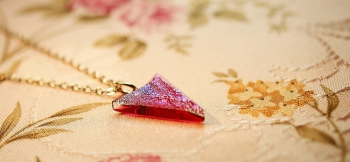 ラフォルム ガラスジュエリー ガラスアクセサリー Dichroic triangle emblem ～ Charm ～ 女性らしい素敵な色あいの、赤系ピンク(クランベリーピンク)をベースにしています。その色あいを包み込むようにガラスの王様と呼ばれる…