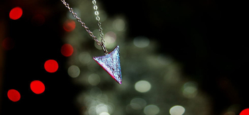 Dichroic triangle emblem ～ Charm ～ 内部のダイクロ偏光ガラスがブルー系に煌きます。 ラフォルム ガラスジュエリー ガラスアクセサリー