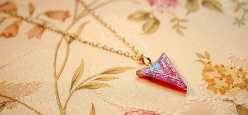Dichroic triangle emblem ～ Charm ～ 見る角度や光の当たり方でダイクロ偏光ガラスとベースカラーが混ざり合い、複雑で美しい雰囲気をお楽しみいただけます。 ラフォルム ガラスジュエリー ガラスアクセサリー