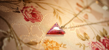 Dichroic triangle emblem ～ Charm ～ カット面に光が反射して、シャープなイメージに見えます。 ラフォルム ガラスジュエリー ガラスアクセサリー