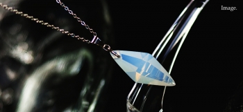 ラフォルム ガラスジュエリー ガラスアクセサリー Standard Dreamblue / ホワイト 「Standard Dreamblue / ホワイト」は、清楚で優しく上品な雰囲気を持つ素敵な色合いの八面体ペンダントです。半透明ですので、優しい…