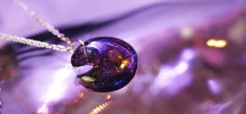 ラフォルム ガラスジュエリー ガラスアクセサリー Fantastic crescent moon 円形に近い三日月をモチーフにしています。美しいレインボーラメを全面的に施しておりますので、光の当たり方や見る角度で大変魅力的に美しくさまざまな色あいに…