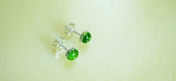 ラフォルム ガラスジュエリー ガラスアクセサリー 草原の風になって / ピアス ペンダントとセットでお作りした世界にひとつの可愛らしいメモリアルピアスです。シンプルな円形ドーム型の小さなトップ。爽やかなグリーン系のトップの内部に「思い出の大切なもの…