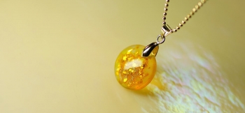 ラフォルム ガラスジュエリー ガラスアクセサリー Orange bright moon 朝靄に包まれるオレンジに煌く月。そんなイメージでお作りした円形ペンダントです。内部に金箔と純銀パウダーをちりばめた素敵な煌きをお楽しみいただけます。