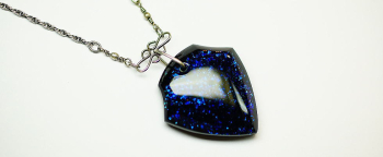Nightstar emblem ～ Victory ～ 細かなブルーのラメを表裏面に施しています。 ラフォルム ガラスジュエリー ガラスアクセサリー