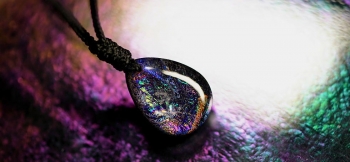ラフォルム ガラスジュエリー ガラスアクセサリー Vivid Light Galaxy 銀河の美しい光がガラスの内部に煌きます。オーロラのような煌き、流星のような煌き、未知なるその煌きが満ちた神秘の宇宙空間をガラスのドロップの中に再現した世界にひと…