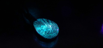 Vivid Light Galaxy 暗闇ではブルーの神秘的な光を放ちます。 ラフォルム ガラスジュエリー ガラスアクセサリー