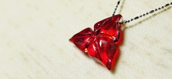 ラフォルム ガラスジュエリー ガラスアクセサリー ROUGE ～ 愛の花 ～ 繊細・そして大胆に。美しい三枚の花弁を持つ可愛らしいペンダントです。三角形を基調にした20mmほどの小ぶりのサイズながら、立体的な表現によりガラスならではの滑らかな美しさ…