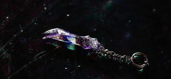 ラフォルム ガラスジュエリー ガラスアクセサリー Fang of sword ～ 星継ぐ勇者の剣 ～ 『星を継ぐ者』の色味を閉じ込めた剣。世界にひとつの片耳用フープイヤリングが完成いたしました。星や宇宙のような煌きと、暗闇では淡いブルーの光をお楽し…