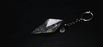 Dreamblue ～ イーリスの虹 / PLATINUM フープイヤリング ～ 変形八面体の美しい逸品。 ラフォルム ガラスジュエリー ガラスアクセサリー