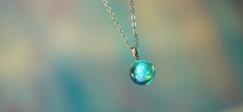 ラフォルム ガラスジュエリー ガラスアクセサリー Dichroic planet width circle ～ Aqua ～ ベースの『Dichroic planet width circle』の色合いをアクアブルーに変更してお作りした、内部のダイ…