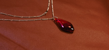 Precious family / ネックレス 淡い赤から濃い目の赤へのグラデーション。チェーンやコードなど、ご希望のものをお付けできます。 ラフォルム ガラスジュエリー ガラスアクセサリー