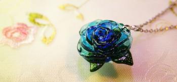 ラフォルム ガラスジュエリー ガラスアクセサリー Blue roseをあなたに 幾重にも幾重にも重なった立体的な丸みのある青いバラを表現しました。内側から外側へ行くにしたがって淡いブルーにグラデーションしています。緑の葉には美しいラメが輝きます。全…