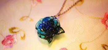 Blue roseをあなたに ブルー濃淡のグラデーションで重なり合った花びらのバラ。 ラフォルム ガラスジュエリー ガラスアクセサリー