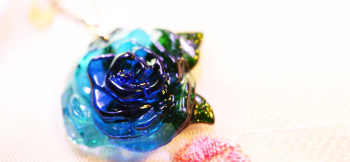 Blue roseをあなたに 透明感のある花びらが美しい。 ラフォルム ガラスジュエリー ガラスアクセサリー