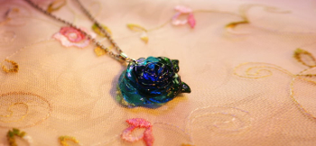 Blue roseをあなたに 可愛らしく素敵に咲いたブルーのバラ。 ラフォルム ガラスジュエリー ガラスアクセサリー