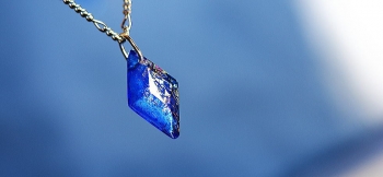 ラフォルム ガラスジュエリー ガラスアクセサリー Colorful shine ocean シャープなカットを施したひし形のフォルムが素敵なペンダントです。内部全体に神秘的なラメと蓄光加工を施しています。昼夜問わず美しさをお楽しみいただけます。ぜひ…