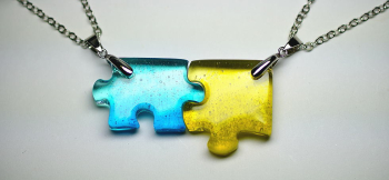PUZZLE ~ 永久の絆 ~ 可愛らしいガラスのパズルピースペンダント。 ラフォルム ガラスジュエリー ガラスアクセサリー