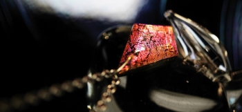 Multicolor diamond 時にはレッドに近い煌きに。 ラフォルム ガラスジュエリー ガラスアクセサリー