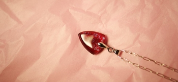 ラフォルム ガラスジュエリー ガラスアクセサリー Fascination emblem 可愛い赤系のライトピンクをベースに、ブルー系のラメが煌くエンブレムタイプのペンダントです。胸元を素敵に飾ります♪