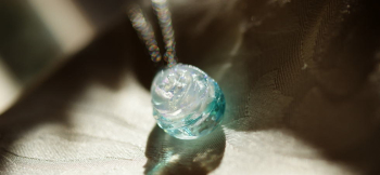 WINTER ROSE 表面のバラが素敵です。 ラフォルム ガラスジュエリー ガラスアクセサリー