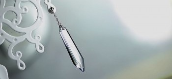 ラフォルム ガラスジュエリー ガラスアクセサリー Sophisticated sword シャープな剣のようなフォルムとブルーグレーの、シンプルでスタイリッシュな片耳用ピアスが完成いたしました。鋭利なカットと面造形が光に煌く、ガラス本来の美しい透明…