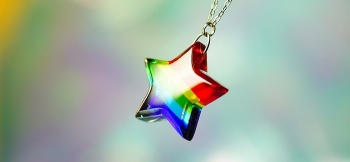 ラフォルム ガラスジュエリー ガラスアクセサリー Rainbow starlight festival ～ PURE ～ 虹色の可愛らしい星型ペンダントです。ぜひお手にとってお楽しみください♪