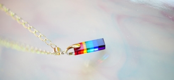 ラフォルム ガラスジュエリー ガラスアクセサリー Rainbow pillar 小ぶりの直方体のフォルムの内部に虹色のグラデーションを閉じ込めた、世界にひとつの可愛らしいオリジナルガラスペンダントが完成いたしました。太目のチェーンと合わせてお楽しみ…