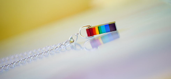 Rainbow pillar 虹色の美しいグラデーションをお楽しみください。 ラフォルム ガラスジュエリー ガラスアクセサリー