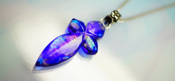 Croce di fiori ～ シチリアの青い海 ～ 個性的なフォルムの美しいクロスタイプペンダント。 ラフォルム ガラスジュエリー ガラスアクセサリー