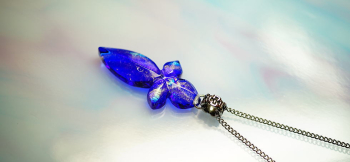 Croce di fiori ～ シチリアの青い海 ～ 四枚の花びらを持つ素敵なイメージ。 ラフォルム ガラスジュエリー ガラスアクセサリー
