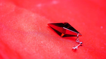 Standard Dreamblue / レッド(ピアス) シンプルな造形が素敵な逸品です。 ラフォルム ガラスジュエリー ガラスアクセサリー