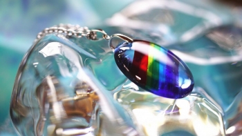 ラフォルム ガラスジュエリー ガラスアクセサリー Sky with rainbow 頂いたイラストのイメージを大切に、虹のかかった優しい空のイメージを表現した世界にひとつのオリジナルペンダントトップです。サイズは40mm×30mmの楕円形に仕上げて…