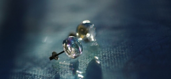 ラフォルム ガラスジュエリー ガラスアクセサリー Chic Universe ～ earring(ピアス) ～ シンプルな円形ドーム型のピアスです。透明感のあるブルーグレーの色味の中に優しいレインボーラメの煌きを施してまいりました。同じ色味と煌きの…