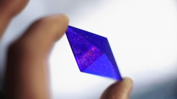 ラフォルム ガラスジュエリー ガラスアクセサリー Pentahedral stardust universe 星屑を散りばめたコバルトブルーの宇宙。ピラミッドの様なスタイリッシュな五面体のフォルムが素敵です。シャープな造形と煌きの美しさをお楽しみく…