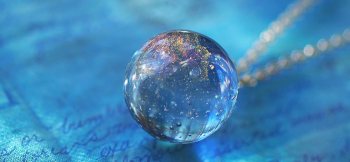 Chic Universe ～ sphere ～ 煌きは見る角度や光の当たり方で表情を変えます。 ラフォルム ガラスジュエリー ガラスアクセサリー