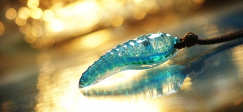 ラフォルム ガラスジュエリー ガラスアクセサリー Aqua fang ～ カリブの海に抱かれて  ～ 『Aqua fang ～ 絆 ～』をモチーフにして、内部はカリブ海の美しい海の様な色合いでお作りしました。さざなみが奥底まで届くほどに優しく美しい…