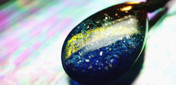 Nature and Universe ～ 煌きの流星 ～ 流星部分はダイクロガラスを使用しており、光の当たり方や見る角度で美しく煌きます。 ラフォルム ガラスジュエリー ガラスアクセサリー