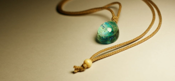 Like a cosmic of ocean. 丈夫で身に着けやすい組み紐は、汚れにも強く長さ調整もしやすいです。 ラフォルム ガラスジュエリー ガラスアクセサリー