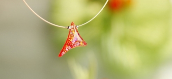 ラフォルム ガラスジュエリー ガラスアクセサリー Roundish triangle 三角形の全ての線に丸みを持たせた、優しいフォルムのペンダントです。トップの内部にはダイクロ偏光ガラスを数種類使用した眩いほどの煌びやかな表情をお楽しみいただけます…