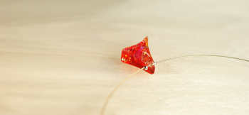Roundish triangle 細身のステンレスワイヤーで身に着けやすいペンダントに仕上がっています。 ラフォルム ガラスジュエリー ガラスアクセサリー