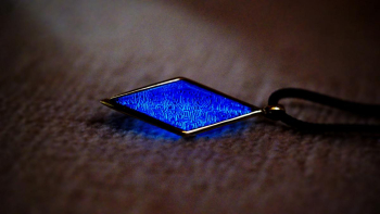 Collaborate Dreamblue ～ luminous circuit ～ 内部の繊細な幾何学模様を暗闇で浮かび上がるように彫刻と蓄光加工を駆使して表現しております。 ラフォルム ガラスジュエリー ガラスアクセサリー