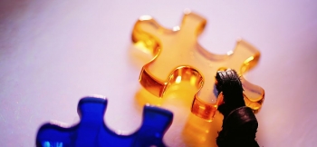 ラフォルム ガラスジュエリー ガラスアクセサリー PUZZLE ～ ガラスのピース ～ 厚みを持たせて丁寧にお作りしたアンバー(琥珀色)とコバルトブルー(ライトブルー)の可愛らしいガラスのピースに仕上がりました。デザインは、大切な思い出の中にあるス…
