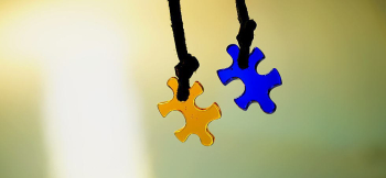 PUZZLE ~ ガラスのピース ~ 可愛らしいガラスのジグソーパズルのピース型ペンダント。 ラフォルム ガラスジュエリー ガラスアクセサリー