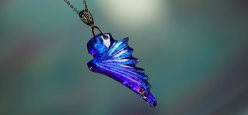 ラフォルム ガラスジュエリー ガラスアクセサリー Devil's wing ～ Blue shine ～ 神秘的なブルーをベースに、ブルーのラメの煌きを施した、伸びやかな美しいフォルムと存在感を併せ持った悪魔の翼ペンダントが完成いたしました。表面の…