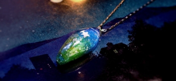 ラフォルム ガラスジュエリー ガラスアクセサリー IBUKI ～ 大自然の一番星  ～ 青い空から緑の草原をグラデーションで表現しました。一番星は、純銀でお作りし、ガラス内部に施しました。また、シルバーのラメや、銀の箔を細かくちりばめました。地上の…