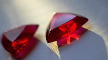 ラフォルム ガラスジュエリー ガラスアクセサリー Reuleaux triangle  ～ Ruby red ～ ルビーレッドの単色、シャープなエッジを引き立てた繊細なフォルムが美しい、「ルーローの三角形」というギターピックのように各辺にふくらみを…