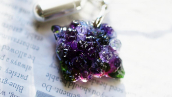 温もりの花薗 ピンクやパープルの濃淡のカラーを散りばめるようにし緑の葉も添え、細工も施して紫陽花の雰囲気を可能な限り再現しました。 ラフォルム ガラスジュエリー ガラスアクセサリー